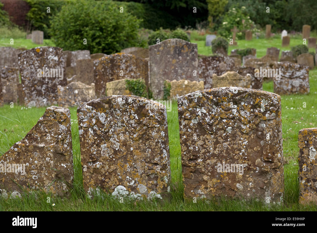 Vecchie lapidi sulle tombe nel cimitero di San Gregorio C di E CHIESA IN Tredington, Warwickshire, Inghilterra Foto Stock