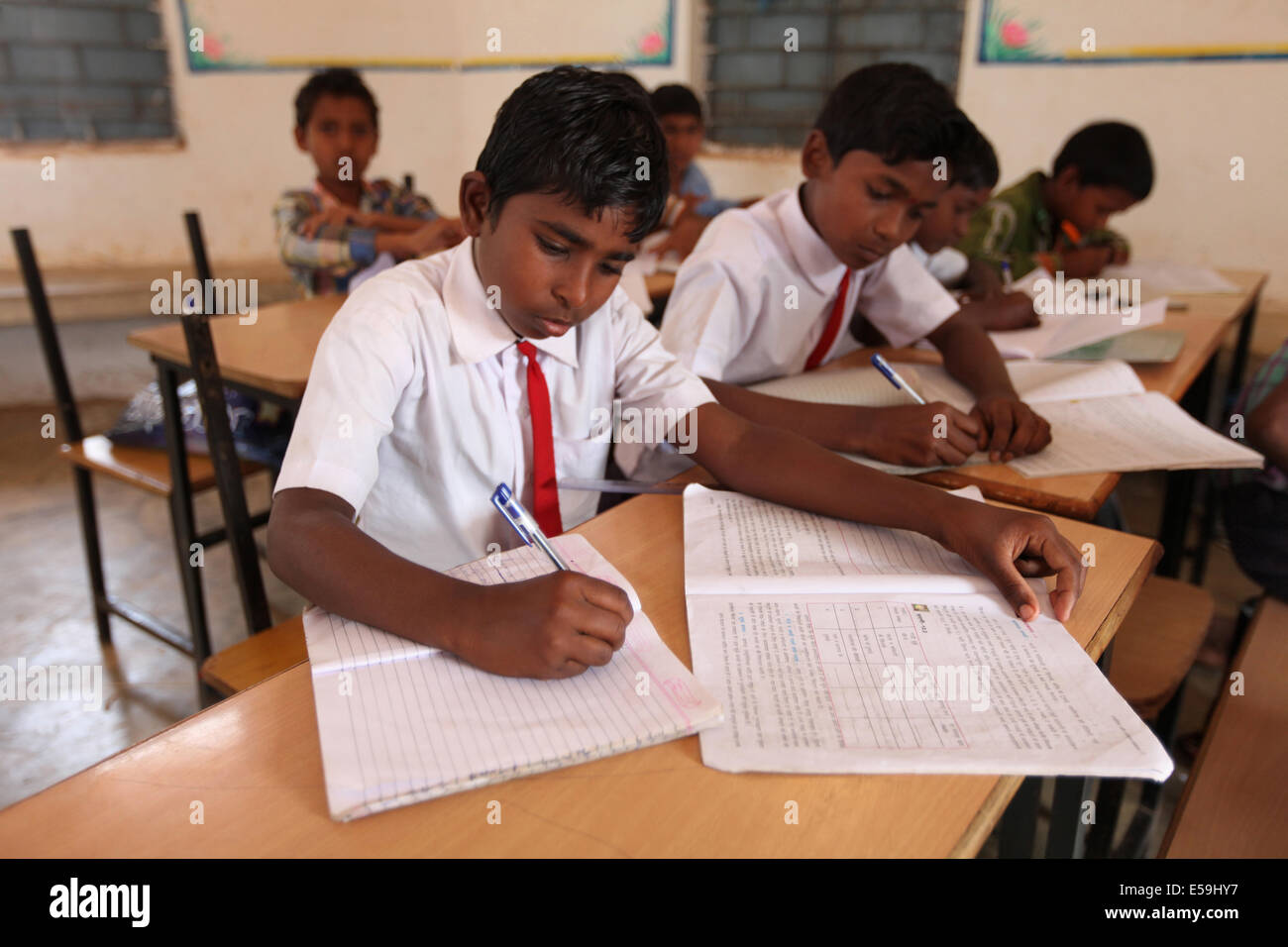 Bambini tribali di studiare in una classe, tribale Ashram scuola primaria, Barula villaggio quartiere Gariyaband, Chattisgadh, India Foto Stock