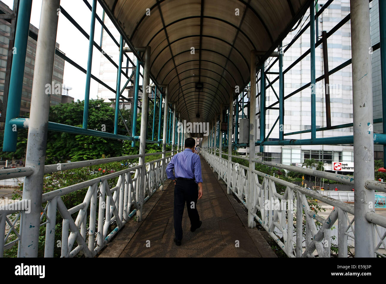 Centro di Jakarta, Jakarta, Indonesia. Il 24 luglio, 2014. Persone che camminano in Jakarta Central Business District. Il vincitore del 9 luglio indonesiano elezione presidenziale facce gravi sfide per mantenere il sud-est asiatico del top economia sulla via, dal taglio delle sovvenzioni del combustibile e la lotta contro la corruzione per il revamping di scricchiolio a livello di infrastruttura e incrementare la spesa per i poveri. © Afriadi Hikmal/ZUMA filo/Alamy Live News Foto Stock