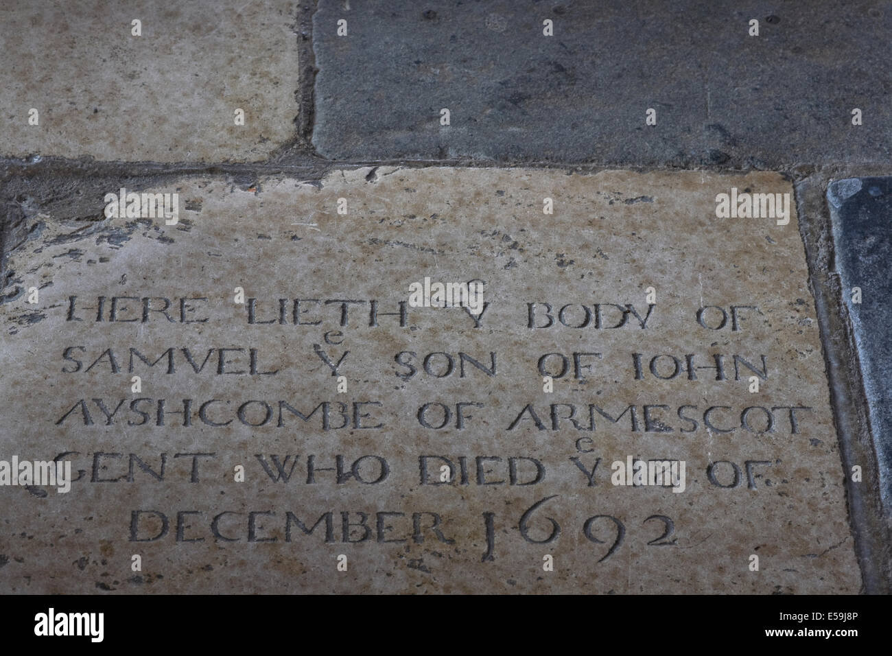 Lastra di pietra che commemora Giovanni Ashcombe del vicino villaggio di Armscote in la chiesa di Saint Gregory in Tredington Warwickshire Foto Stock