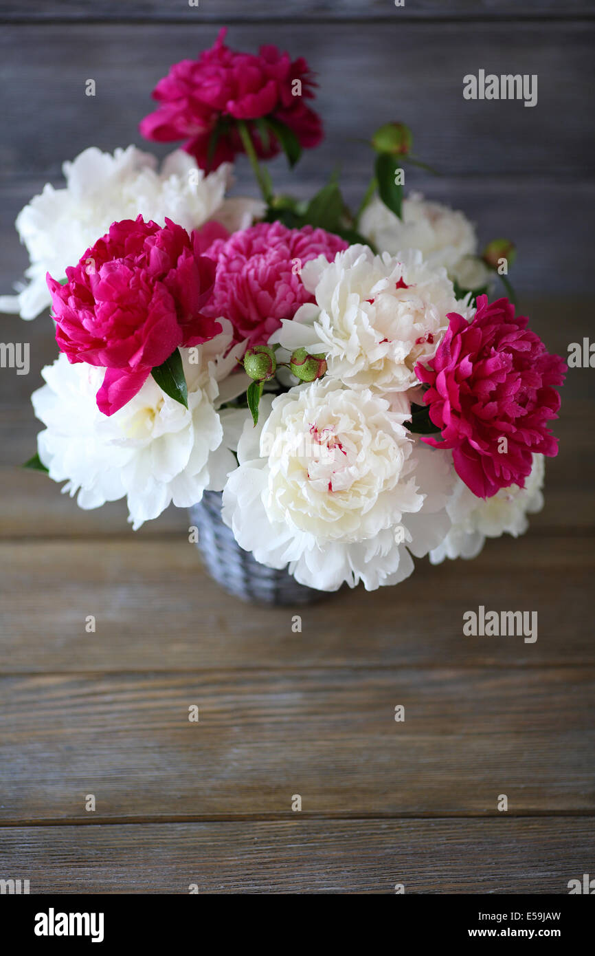 Bel bouquet di peonie e fiori Foto Stock