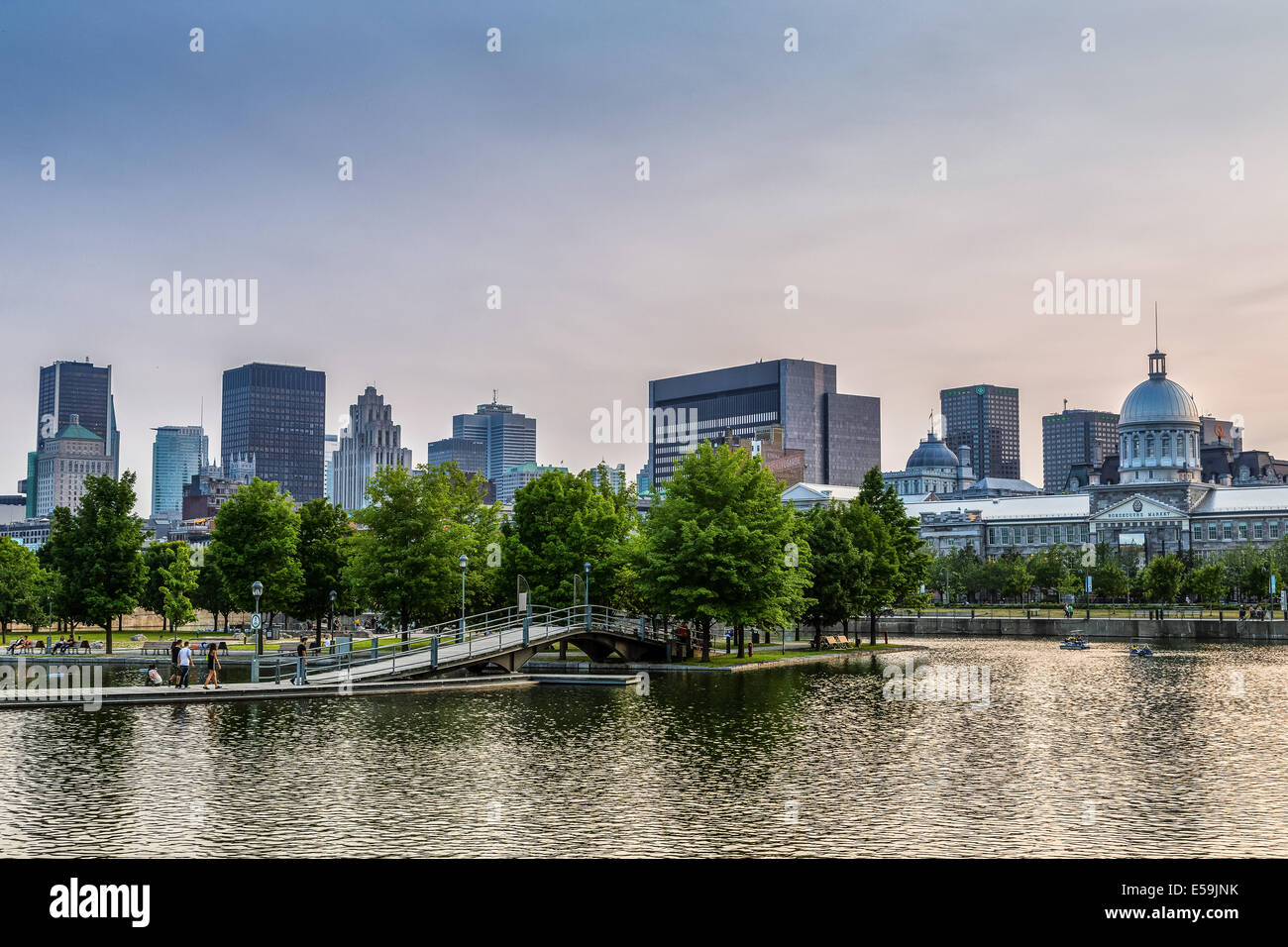 Montreal Downtown come si vede dal vecchio porto Foto Stock