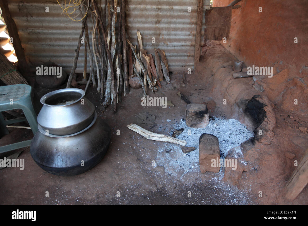 Un focolare o camino. Bison Horn Maria tribù. Datalpara, Gamawada, Chattisgadh, India Foto Stock