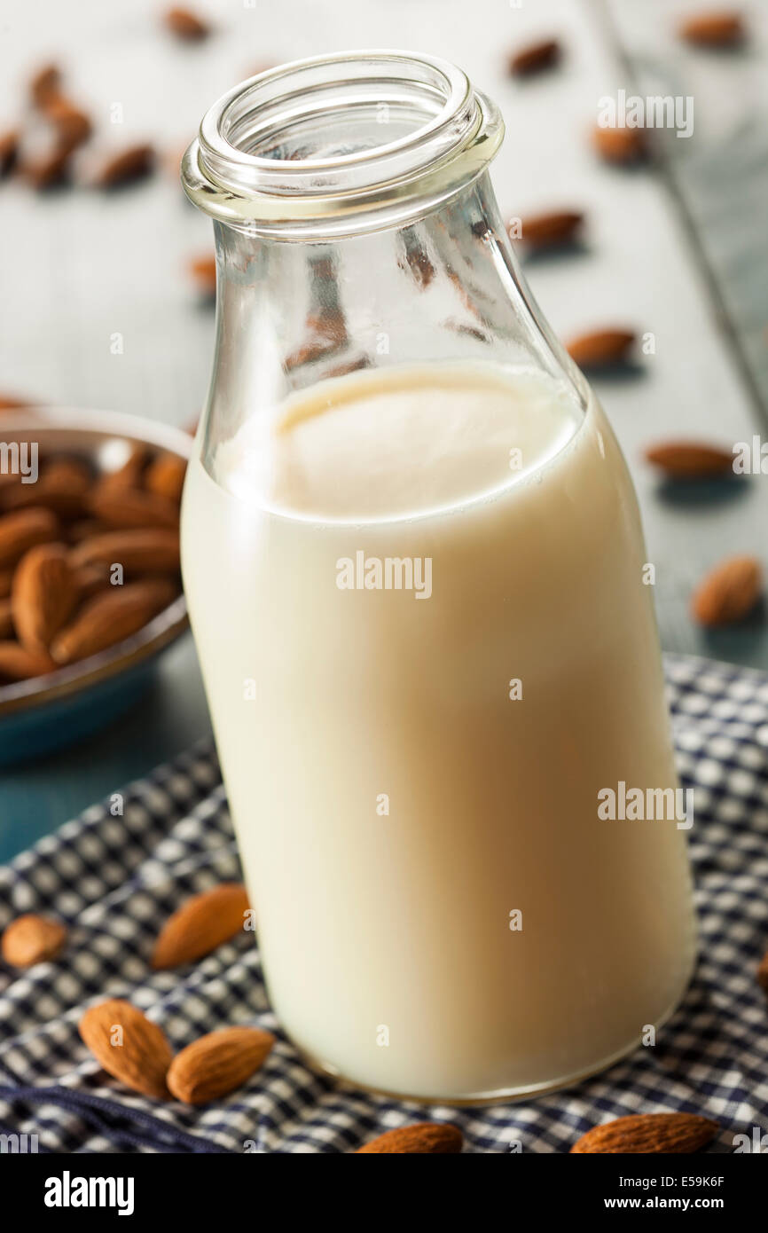 Organici di bianco latte di mandorla in una brocca Foto Stock
