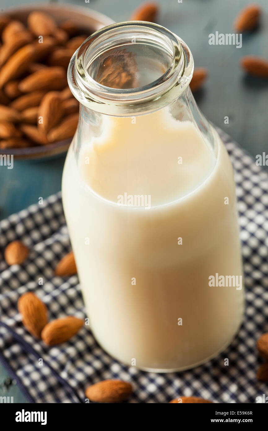 Organici di bianco latte di mandorla in una brocca Foto Stock