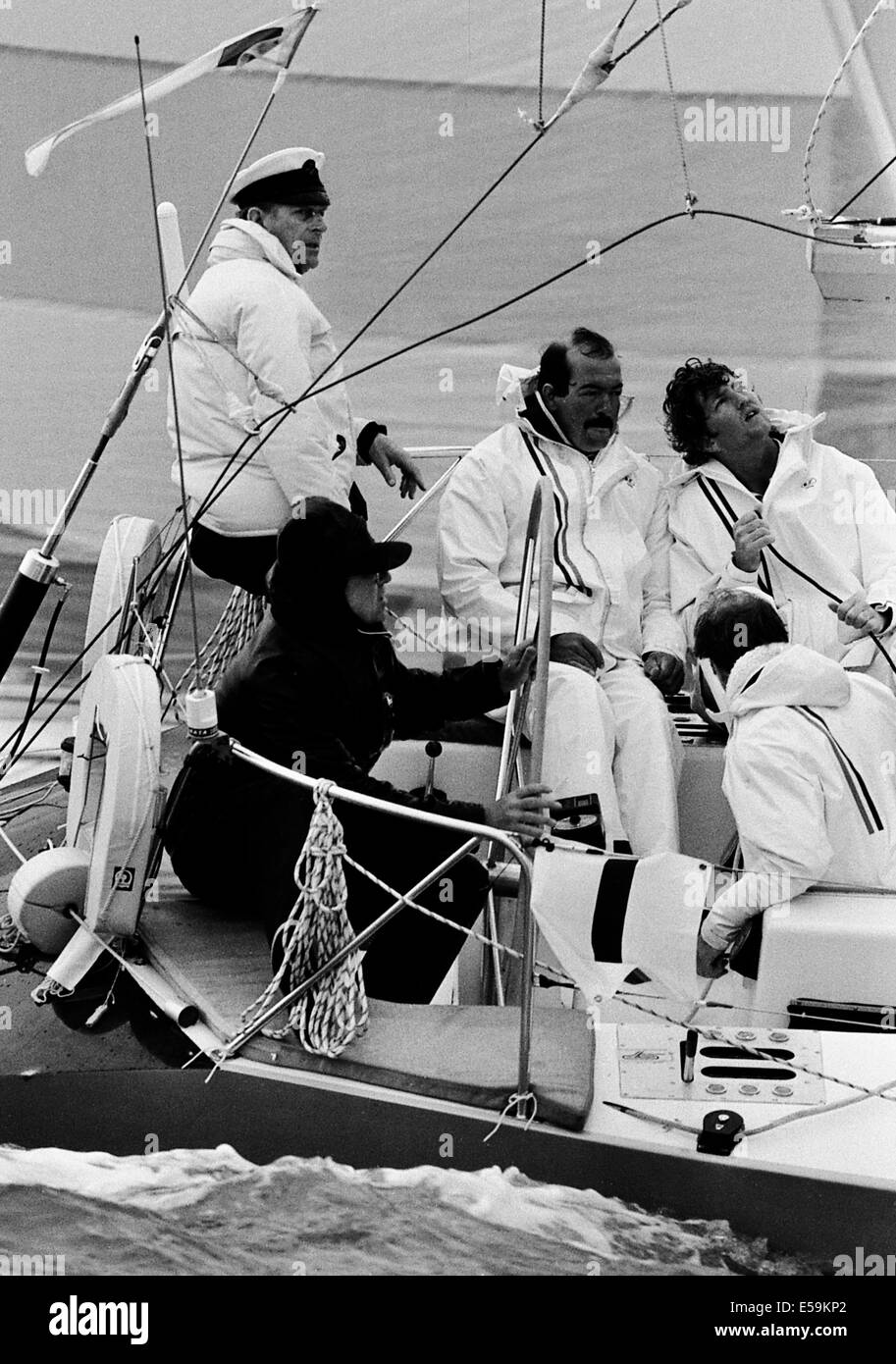 AJAXNETPHOTO. AGOSTO 1985. COWES, ENGLAND-DUKE VEDE L'AZIONE: IL PRINCIPE FILIPPO IL DUCA DI EDIMBURGO ARROCCATO IN ALTO NELLE LENZUOLA STERN DI OWEN AISHER'S YEOMAN TWENTY SIX ALL'INIZIO DELLA GARA DI BRITANNIA CUP. FOTO;JONATHAN EASTLAND/AJAX RIF:860308 Foto Stock