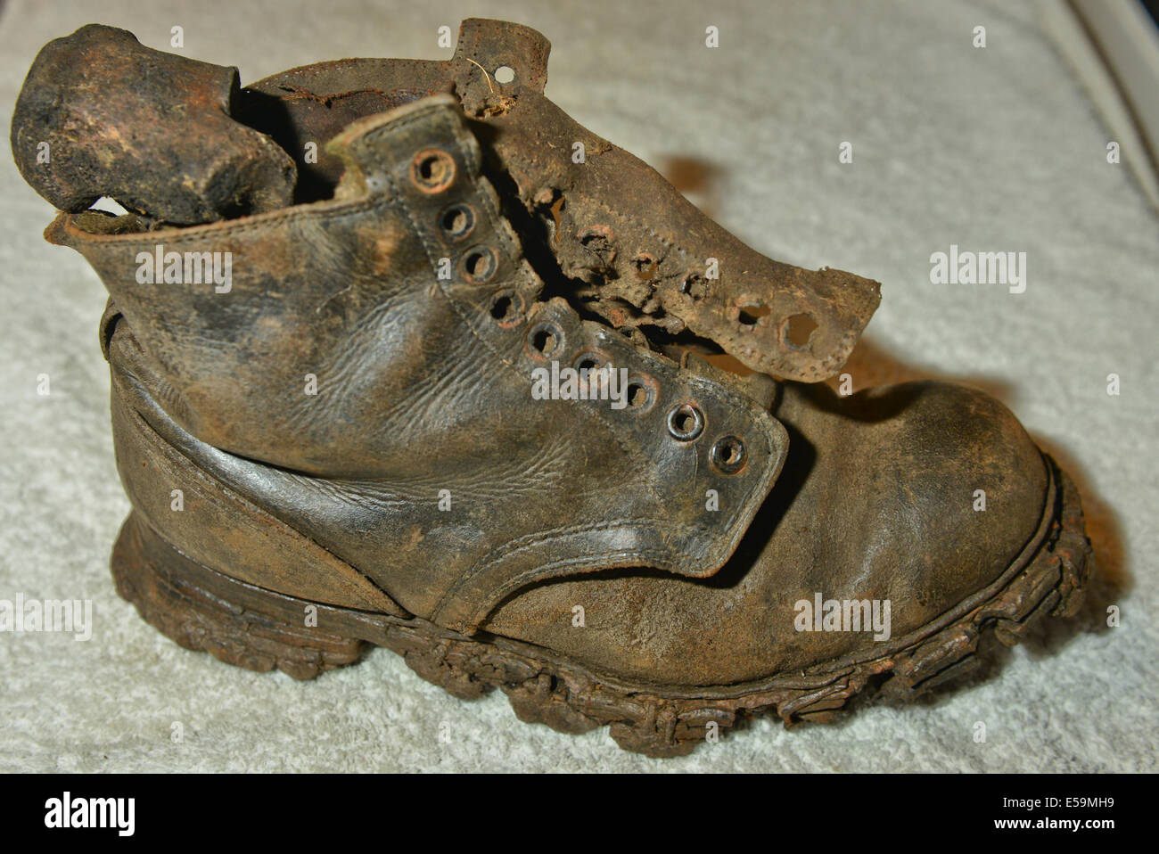 Foto di:Jules Annan immagine mostra:un boot contenente ancora le ossa del piede da una SS naziste soldier data ; 07/07/2014 Foto Stock