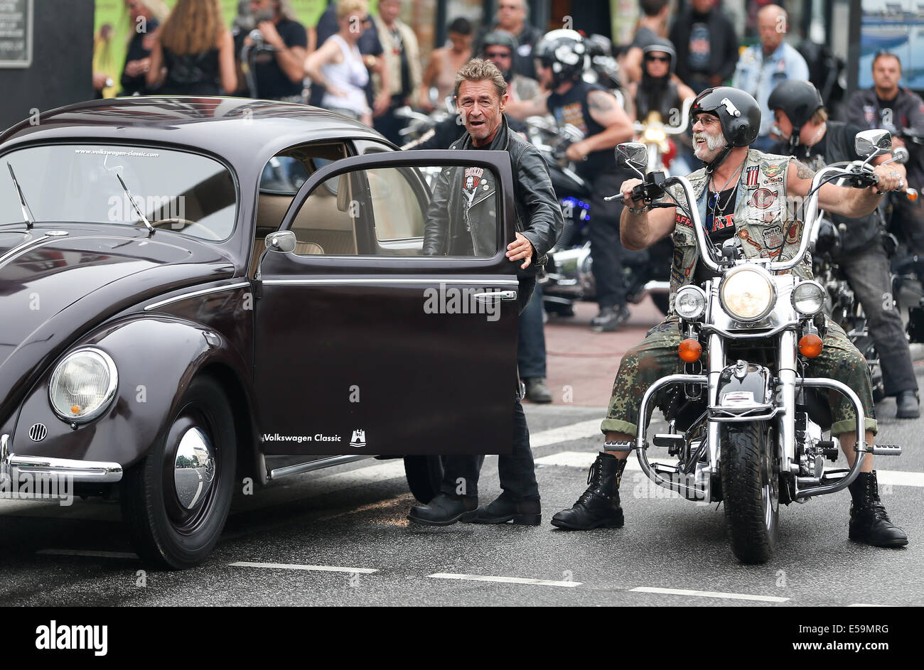 Amburgo, Germania. Il 24 luglio, 2014. Il compositore Peter Maffay entra in una storica Volkswagen Beatle ad Amburgo, Germania, 24 luglio 2014. Maffay è ad Amburgo per girare un video musicale. Foto: Axel HEIMKEN/dpa/Alamy Live News Foto Stock