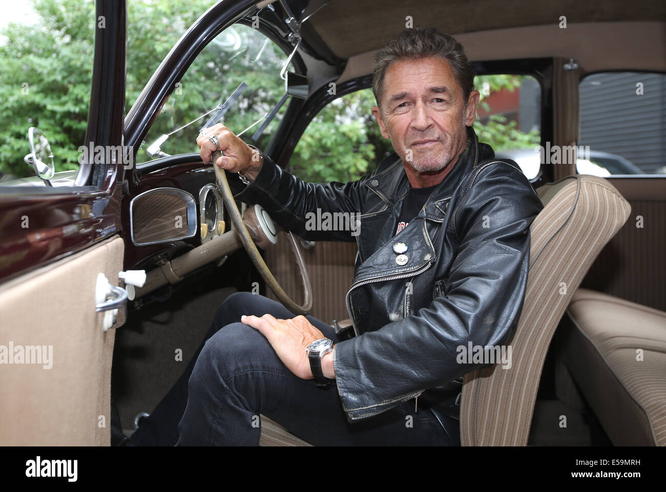 Amburgo, Germania. Il 24 luglio, 2014. Il compositore Peter Maffay si trova in una storica Volkswagen Beatle ad Amburgo, Germania, 24 luglio 2014. Maffay è ad Amburgo per girare un video musicale. Foto: Axel HEIMKEN/dpa/Alamy Live News Foto Stock