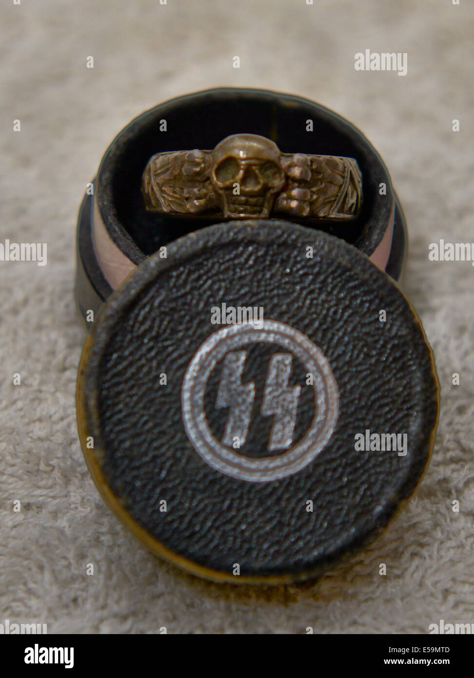 Foto di:Jules Annan immagine mostra:Originale SS naziste la morte della testa dell'anello d'onore e scatola originale data ; 08/07/2014 Foto Stock