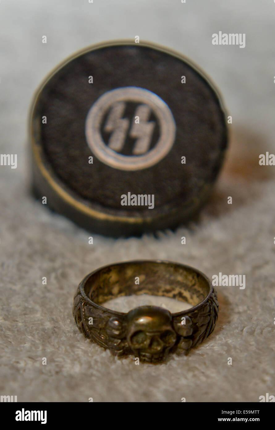 Foto di:Jules Annan immagine mostra:Originale SS naziste la morte della  testa dell'anello d'onore e scatola originale data ; 08/07/2014 Foto stock  - Alamy