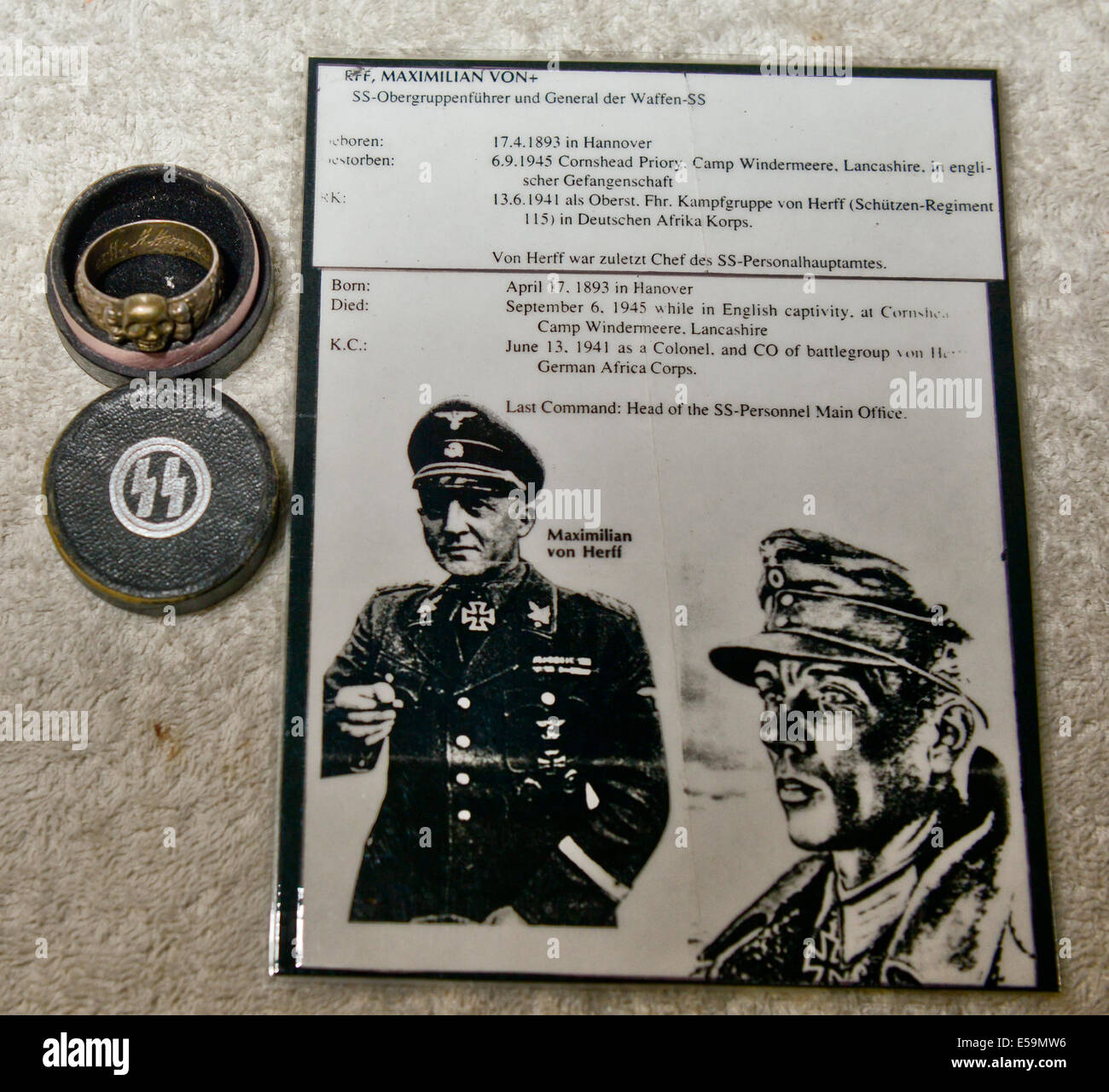 Foto di:Jules Annan immagine mostra:Originale SS naziste la morte della  testa dell'anello d'onore e scatola originale data ; 08/07/2014 Foto stock  - Alamy