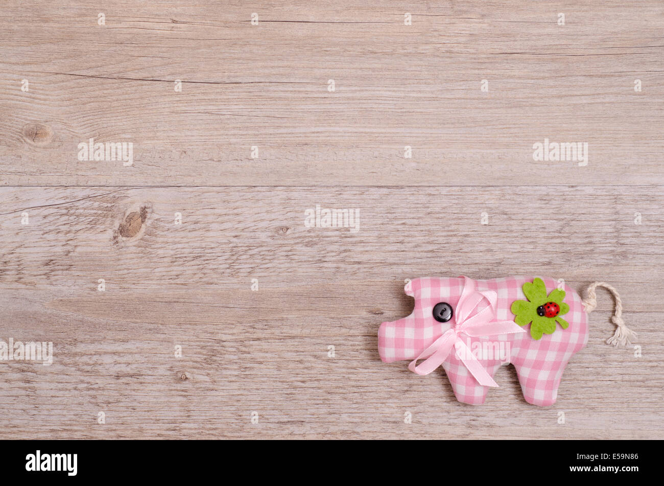 Maiale rosa con verde shamrock come portafortuna Foto Stock