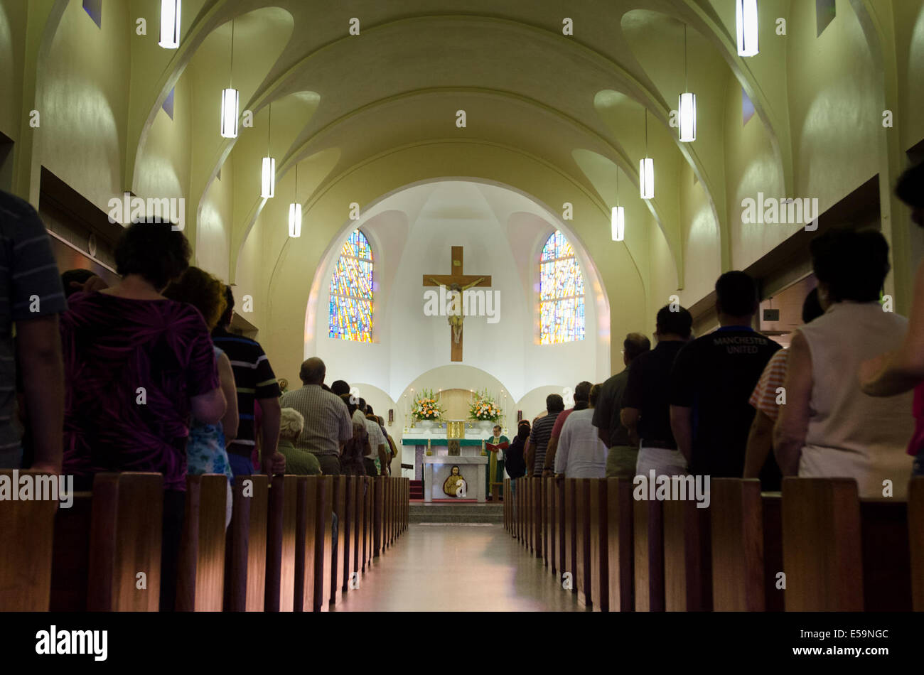 McAllen, Texas, Stati Uniti d'America. 13 Luglio, 2014. Headline: Chiesa del Sacro Cuore di Gesù si prende cura di clandestini. Il McAllen, Texas chiesa del Sacro Cuore di Gesù e la domenica il servizio è in spagnolo. Più di 50.000 bambini immigrati hanno attraversato la frontiera degli Stati Uniti nel 2014, la maggior parte dei quali sono in fuga terribile violenza e povertà nei loro paesi di origine. © Zach D Roberts/ZUMA filo/ZUMAPRESS.com/Alamy Live News Foto Stock