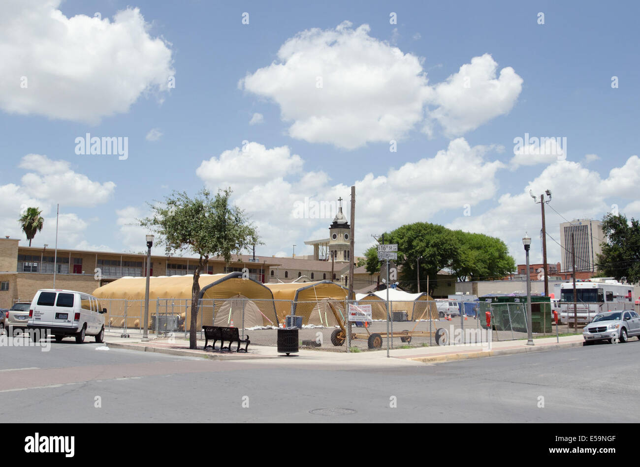 McAllen, Texas, Stati Uniti d'America. 14 Luglio, 2014. Tende dare agli immigrati un posto di riposo tra loro elaborazione giuridica e in viaggio per incontrare la famiglia nel resto del paese. La Chiesa del Sacro Cuore di McAllen TX è in background. Più di 50.000 bambini immigrati hanno attraversato la frontiera degli Stati Uniti nel 2014, la maggior parte dei quali sono in fuga terribile violenza e povertà nei loro paesi di origine. © Zach D Roberts/ZUMA filo/ZUMAPRESS.com/Alamy Live News Foto Stock