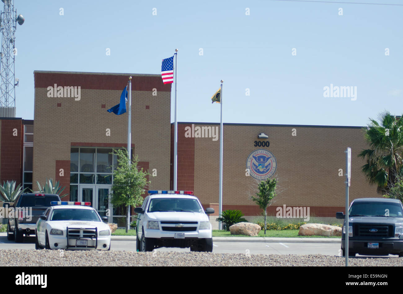 McAllen, Texas, Stati Uniti d'America. Il 15 luglio 2014. La Pattuglia di Confine dalla stazione di McAllen, Texas che è stata la trasformazione di immigrati provenienti da America centrale. Più di 50.000 bambini immigrati hanno attraversato la frontiera degli Stati Uniti nel 2014, la maggior parte dei quali sono in fuga terribile violenza e povertà nei loro paesi di origine. © Zach D Roberts/ZUMA filo/ZUMAPRESS.com/Alamy Live News Foto Stock