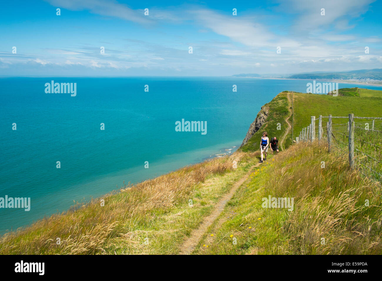 Walkers sul litorale ad ovest il percorso nei pressi di Borth, Ceredigion, Galles. Foto Stock