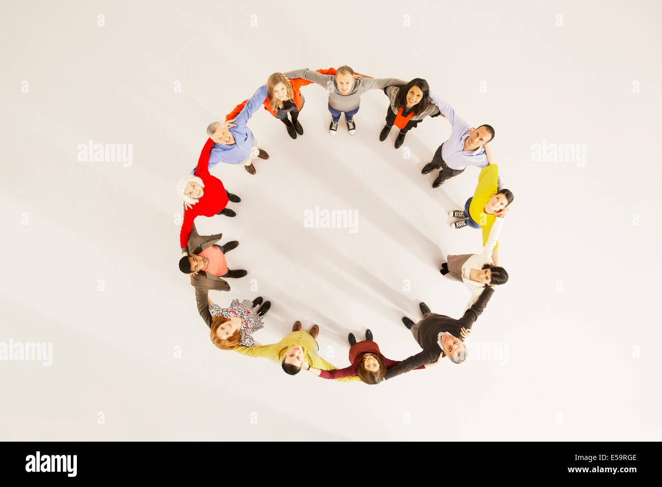 Persone collegate in cerchio Foto Stock