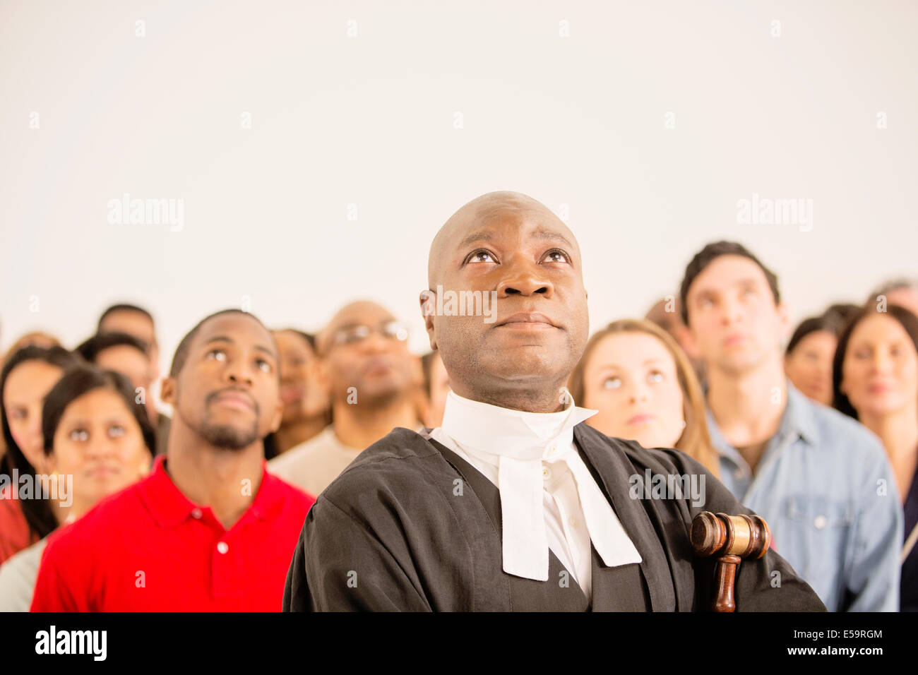 Giudice e la folla cercando Foto Stock