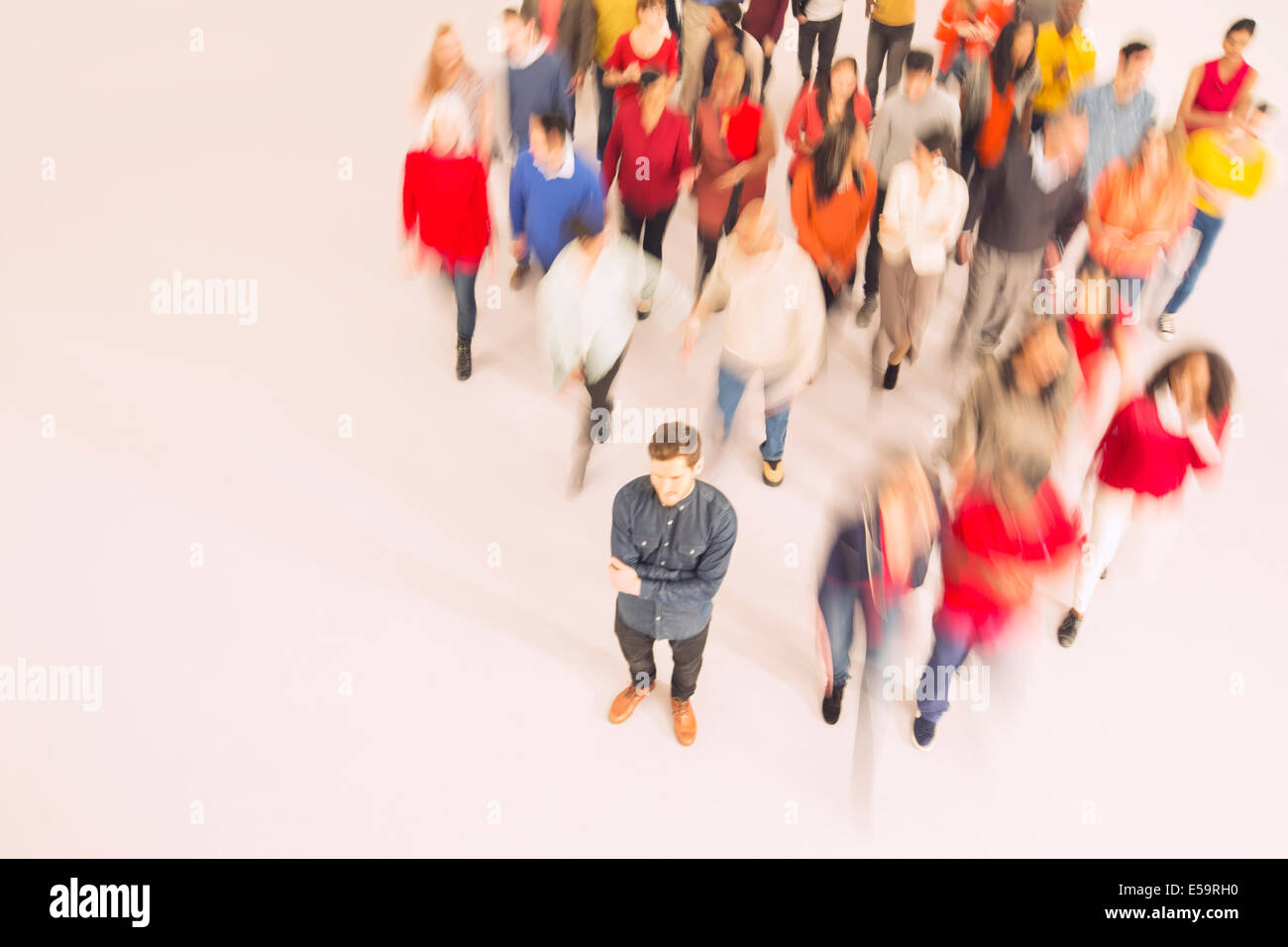 Imprenditore in piedi fuori dalla folla Foto Stock