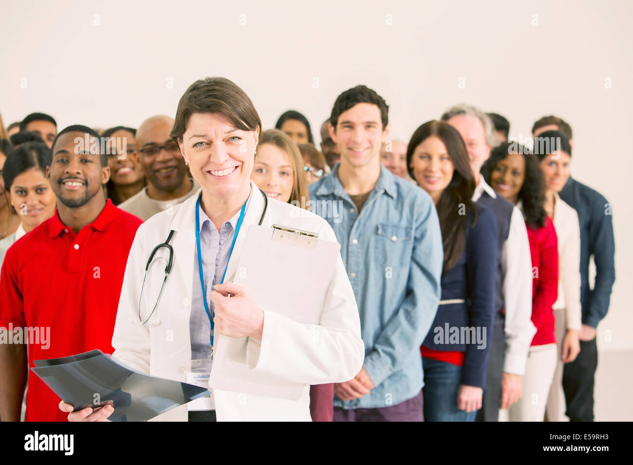 La folla dietro il medico di fiducia Foto Stock