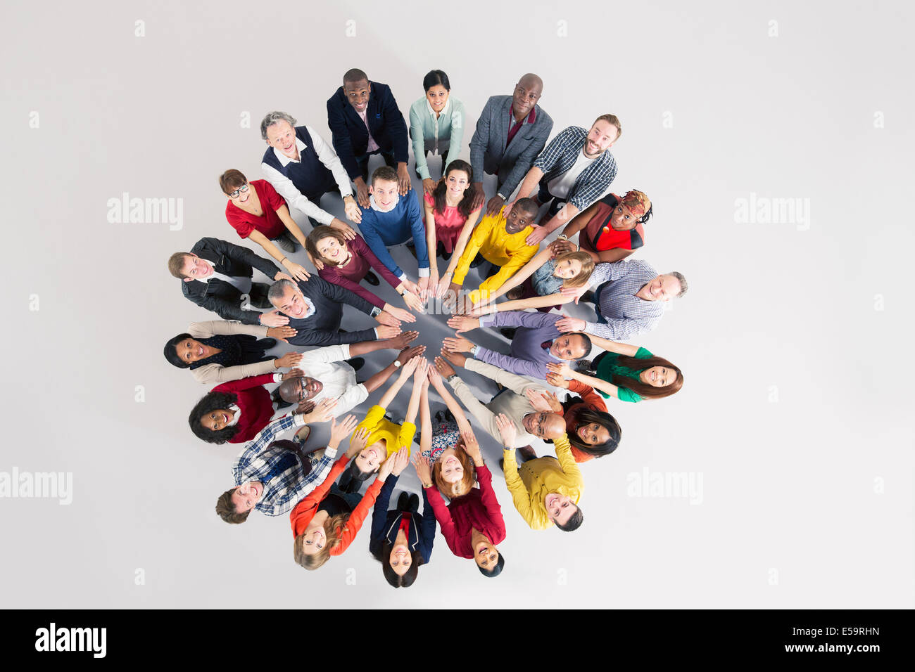 Ritratto di certi uomini di affari in huddle Foto Stock