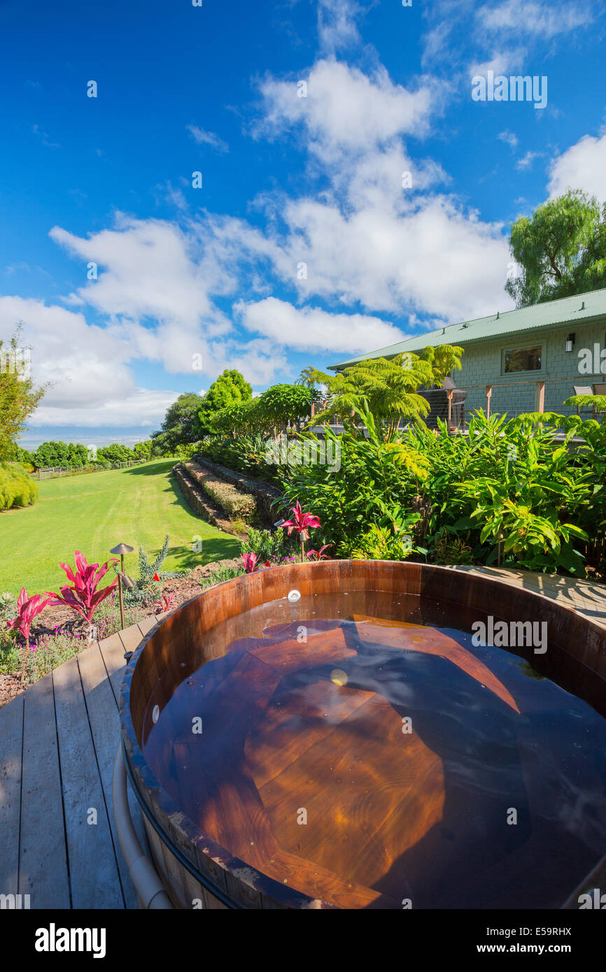 Legno bella vasca idromassaggio jacuzzi all'aperto sul ponte Foto Stock