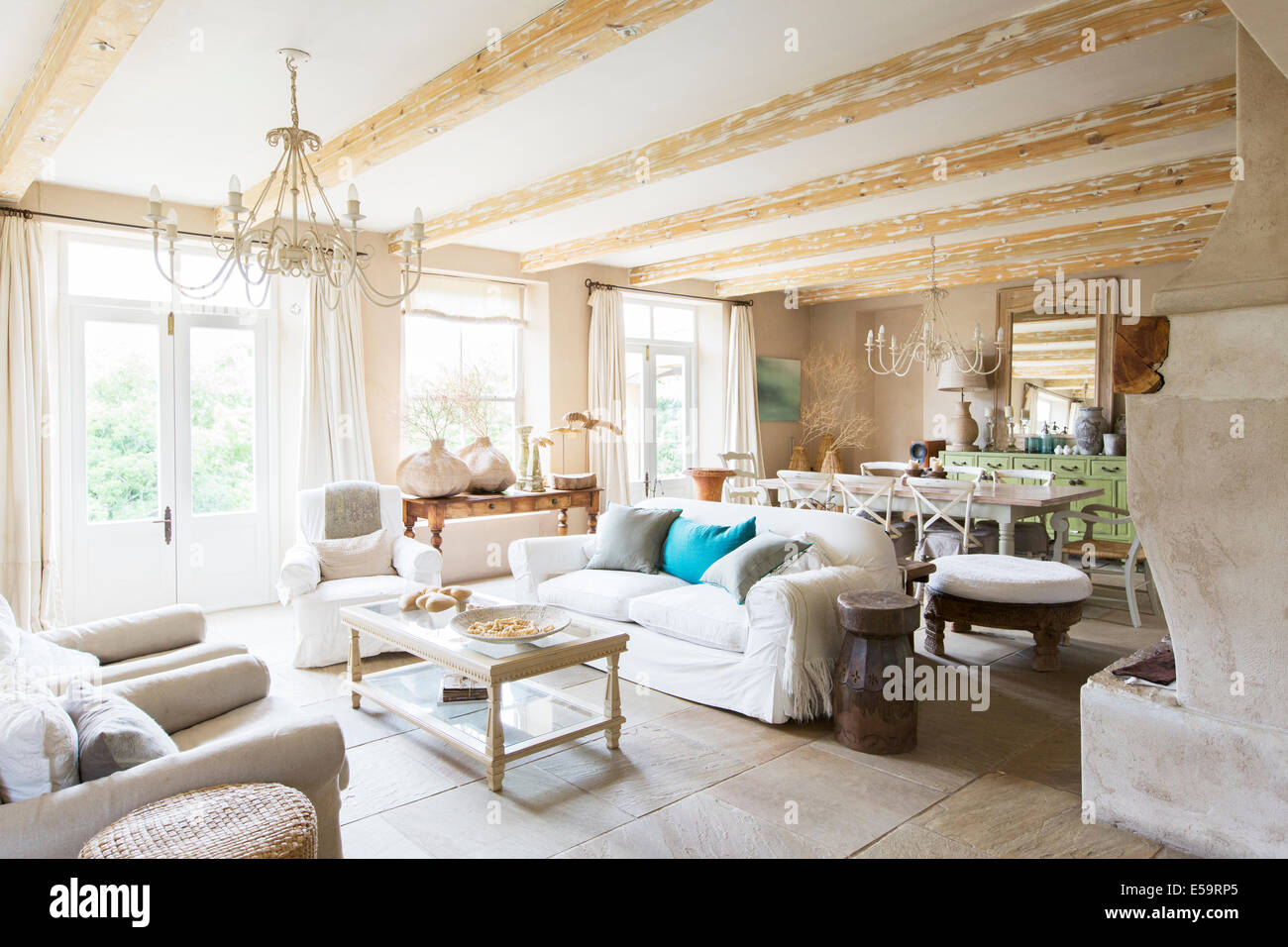 Zona pranzo e soggiorno di casa rustico Foto Stock