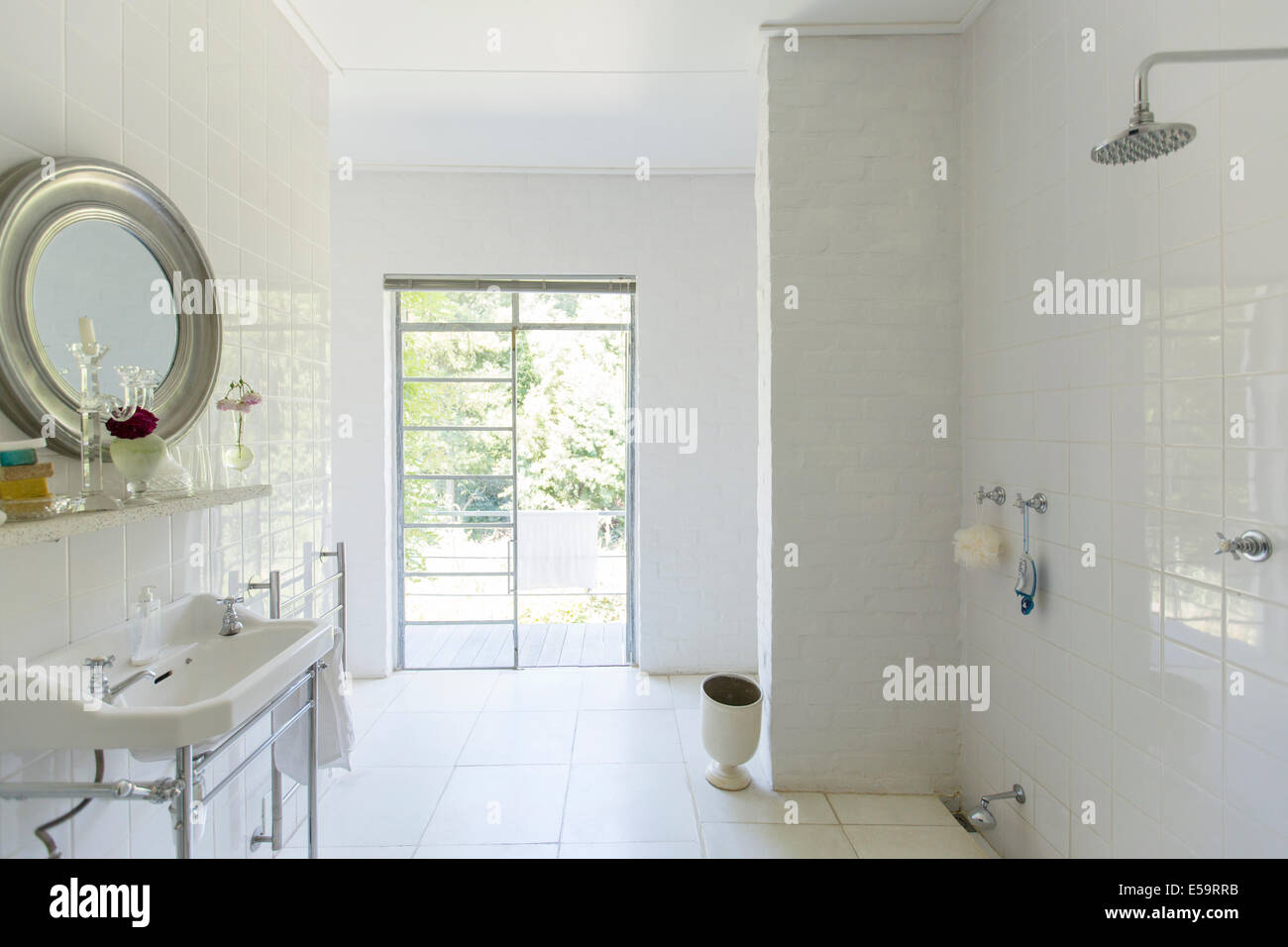 Porta di vetro nel bagno rustico Foto Stock