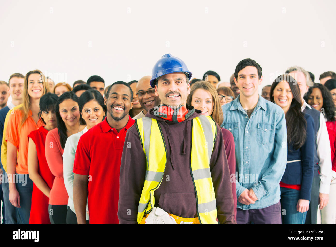 Ritratto di fiducia lavoratore edile e la folla Foto Stock