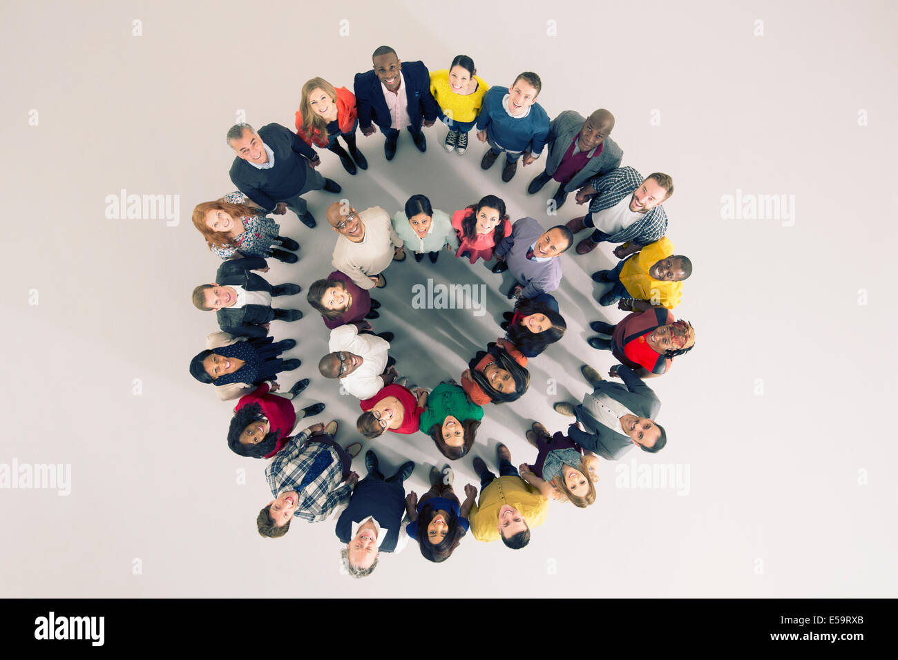 Ritratto di folla variegata in huddle Foto Stock