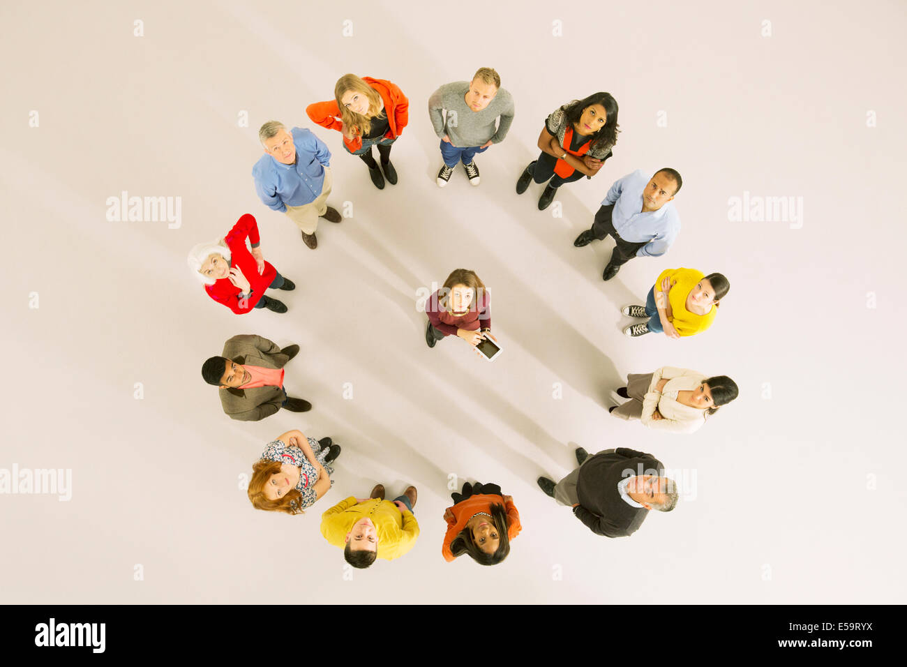 Imprenditrice con tavoletta digitale circondato da co-lavoratori Foto Stock