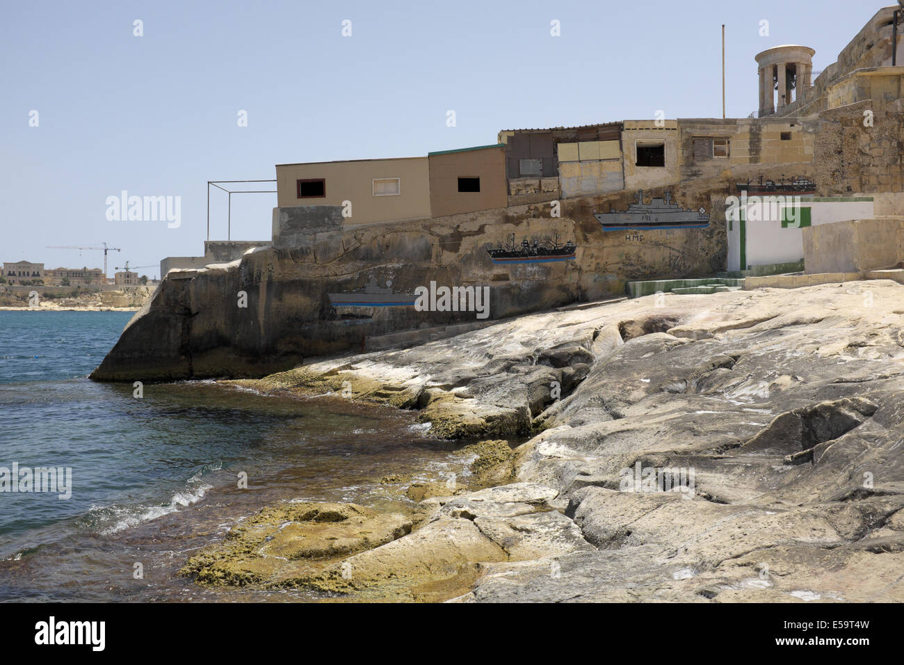 Pitture Murali raffiguranti le navi da guerra sul Grand Harbour parete sotto assedio il memoriale di campana Foto Stock