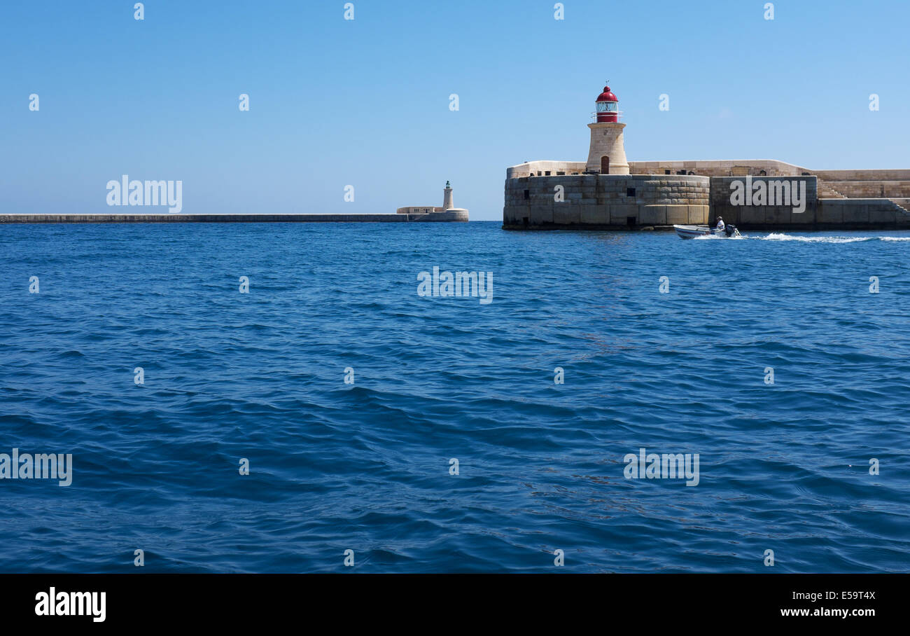 St Elmo Lighthouse & frangiflutti a sinistra con Ricosoli Oriente frangionde & Ricosoli faro piano primo con piccola barca passando Foto Stock