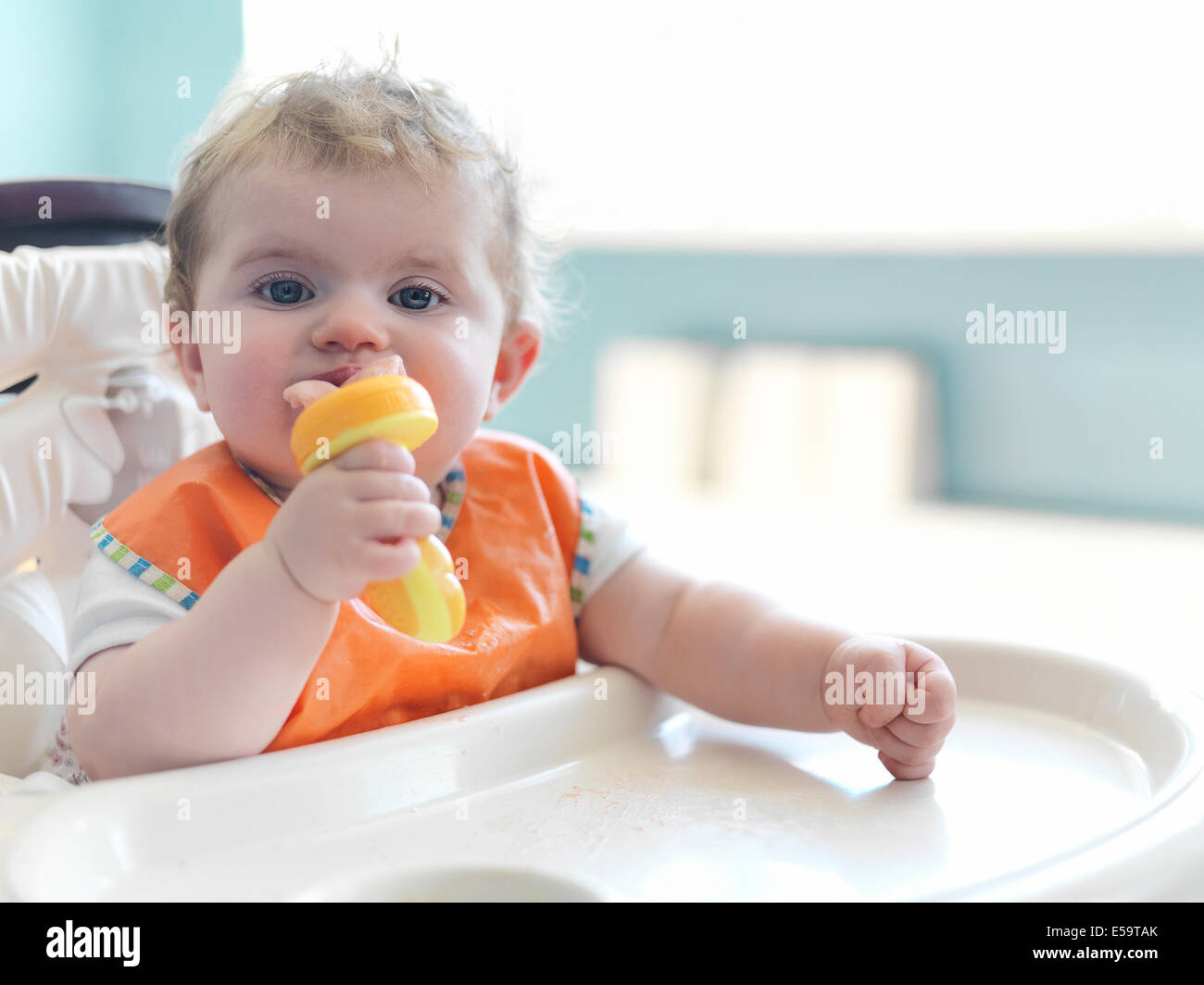 Baby girl chewing sul giocattolo Foto Stock