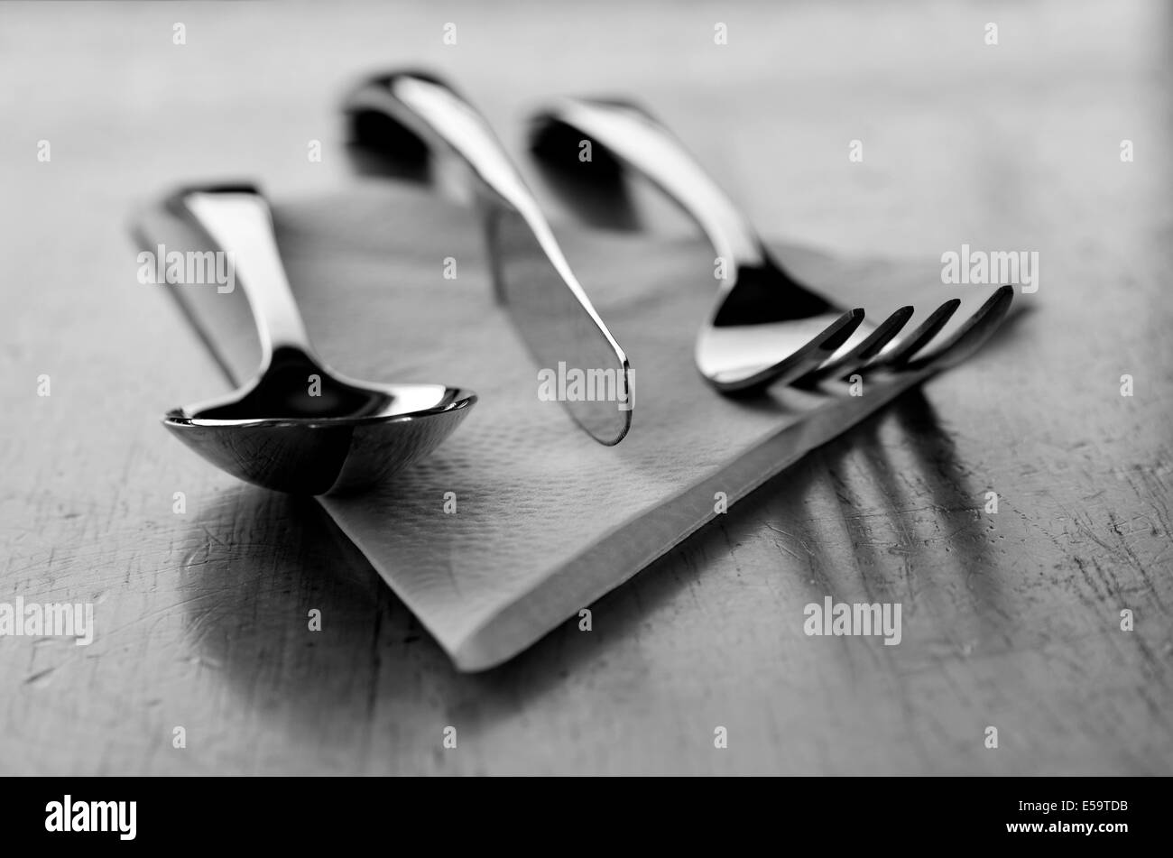 Dettaglio closeup di fantasia argenteria sul tavolo con igienico per mangiare Foto Stock