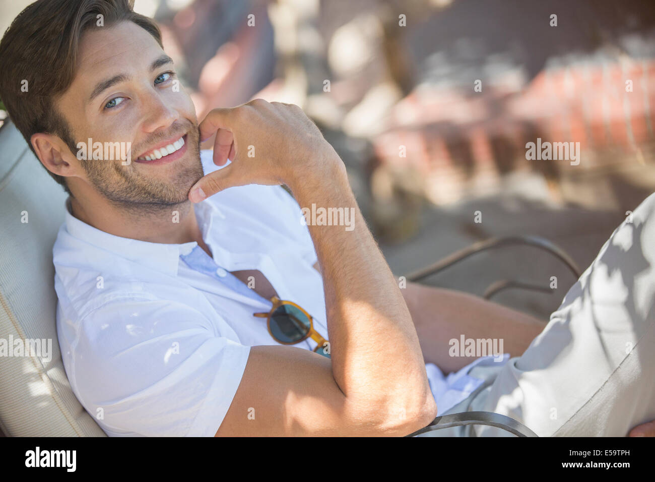 Uomo sorridente di relax all'aperto Foto Stock