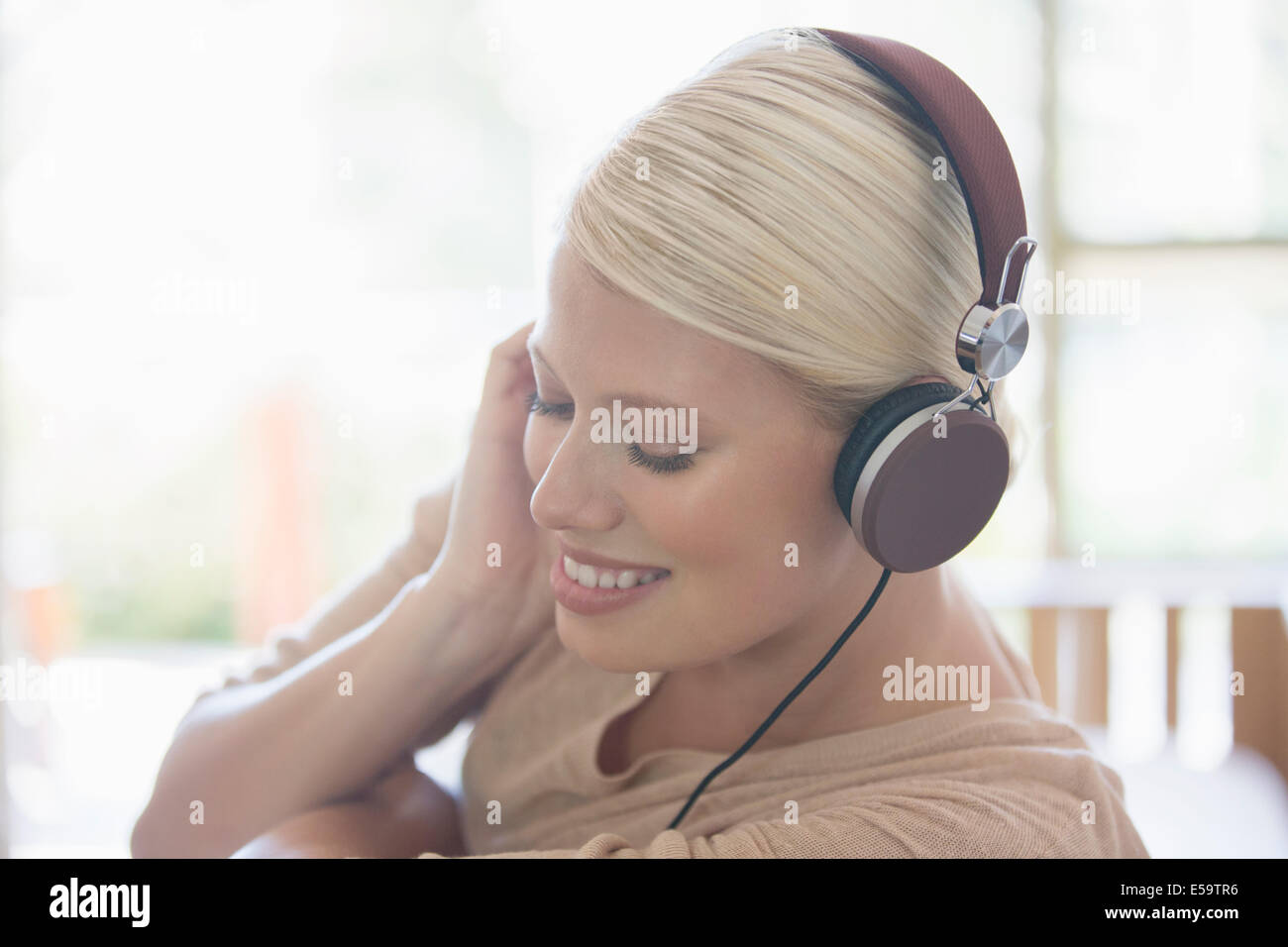 Donna ascoltando le cuffie Foto Stock