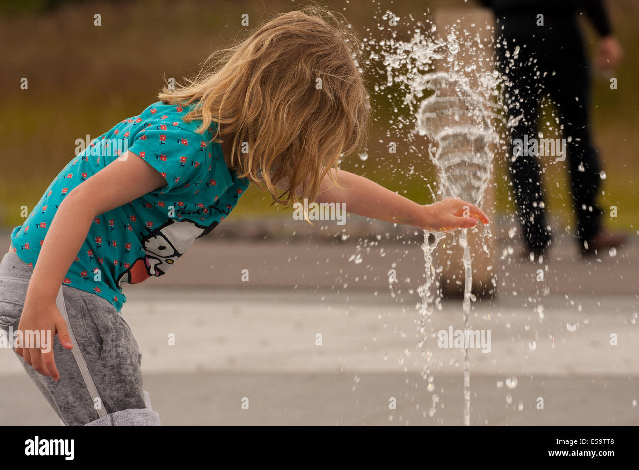 Giocare in acqua delle fontane Foto Stock