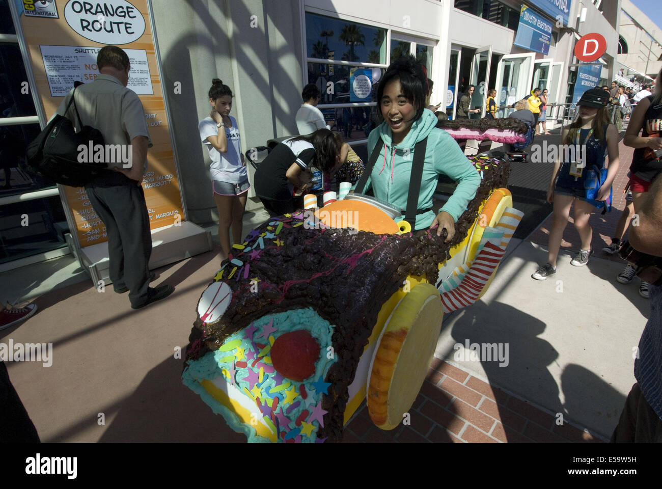 San Diego, California, Stati Uniti d'America. Il 24 luglio, 2014. Visitatori frequentano il quarantacinquesimo Comic-Con annuale internazionale, il più grande libro di fumetti e cultura pop evento in America del nord, presso il Centro Congressi di San Diego. Più di un centinaio e quaranta-cinque mila persone assisteranno i quattro giorni di manifestazione. Credito: Earl S. Cryer/ZUMA filo/Alamy Live News Foto Stock