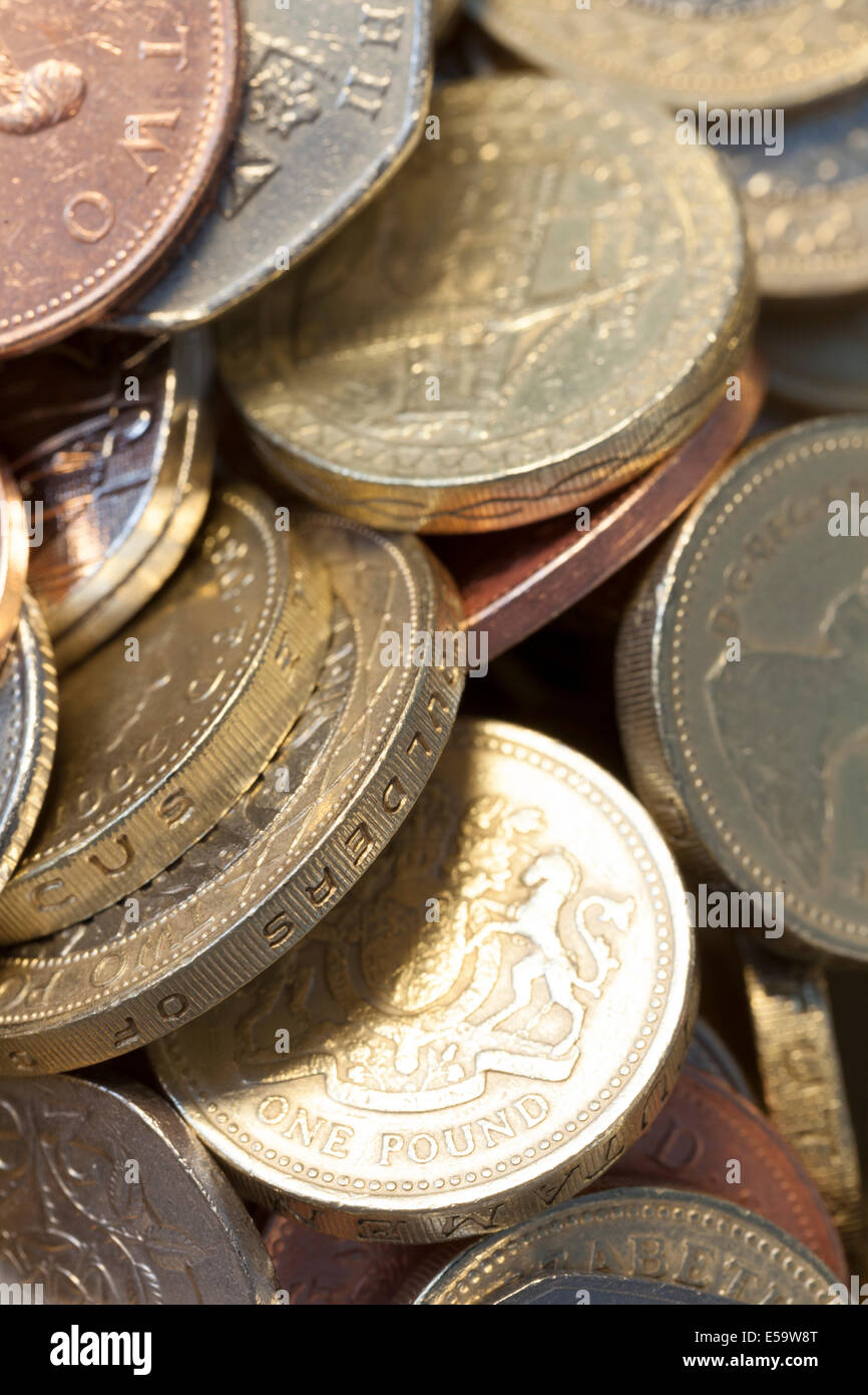 Valuta britannica - una miscela di monete - varie denominazioni. Foto Stock