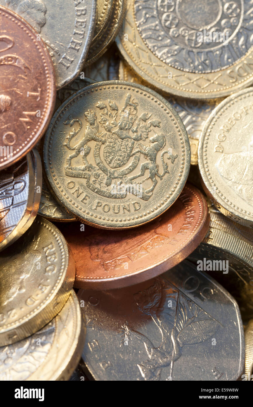 Valuta britannica - una miscela di monete - varie denominazioni. Foto Stock