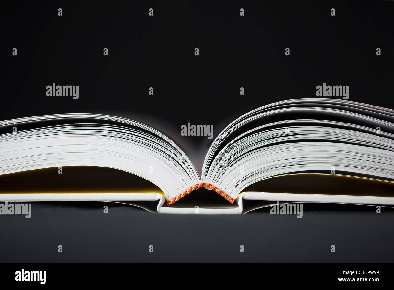 Aprire un libro ha salvato con sfondo nero. Foto Stock