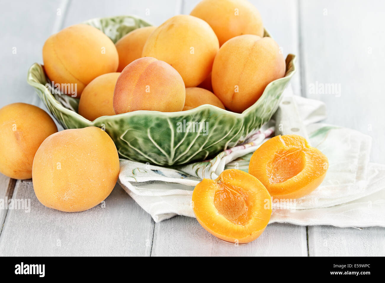 Le nettarine in una bella tazza. Estrema profondità di campo. Foto Stock