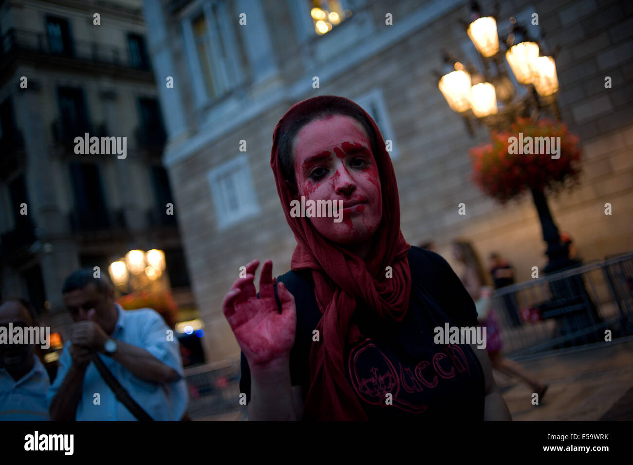 Barcellona, Spagna. Il 24 luglio, 2014. Un dimostrante dipinta in vernice rossa durante la protesta contro le incursioni aeree israeliano della striscia di Gaza, a Barcellona, Spagna. Credito: Jordi Boixareu/Alamy Live News Foto Stock