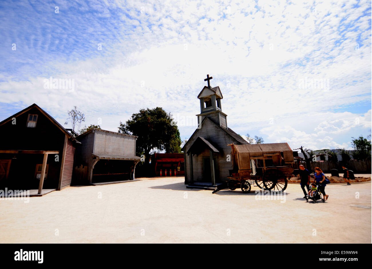 Roma. Il 24 luglio, 2014. I visitatori a piedi attraverso Cinecitta World theme park a Roma il 24 luglio 2014. In Italia il primo film theme park--Cinecitta World theme park è stato inaugurato giovedì. Il parco è stato progettato da 3 volte vincitore di un premio Oscar produzione italiana progettista Dante Ferretti, contenente 20 attrazioni e 4 teatri. Credito: Xu Nizhi/Xinhua/Alamy Live News Foto Stock