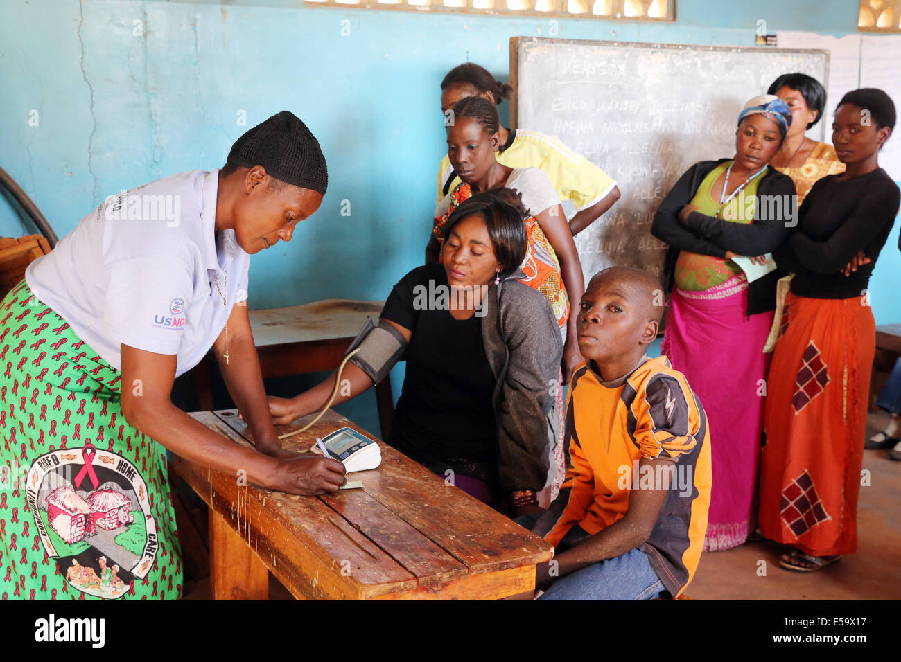 Donne con infezione da HIV AIDS essendo controllato da un operatore sanitario per ricevere ARV medicina in una HIV care center di Ndola, Zambia, Foto Stock