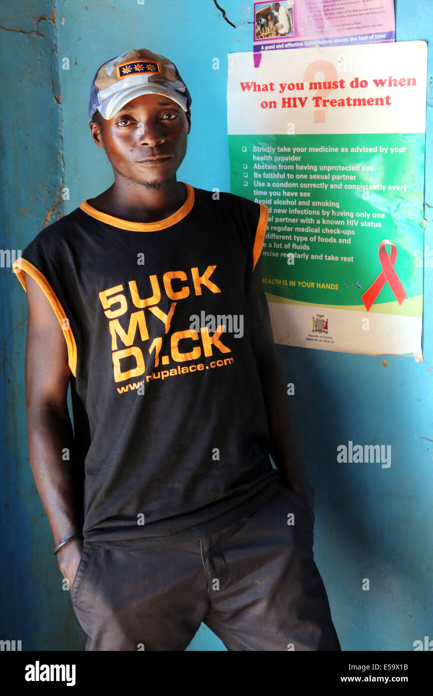 L'uomo infettate con HIV AIDS attesa per il suo ARV medicina in una HIV care center di Ndola, Zambia, Africa Foto Stock