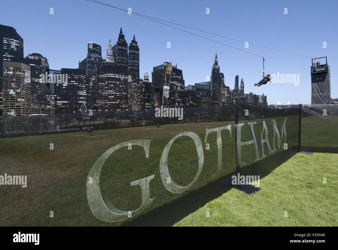 San Diego, California, Stati Uniti d'America. Il 24 luglio, 2014. Una ventola ziplines sopra la città di Gotham presso il quarantacinquesimo Comic-Con annuale internazionale, il più grande libro di fumetti e cultura pop evento in America del nord, presso il Centro Congressi di San Diego. Più di un centinaio e quaranta-cinque mila persone assisteranno i quattro giorni di manifestazione. Credito: Earl S. Cryer/ZUMA filo/Alamy Live News Foto Stock