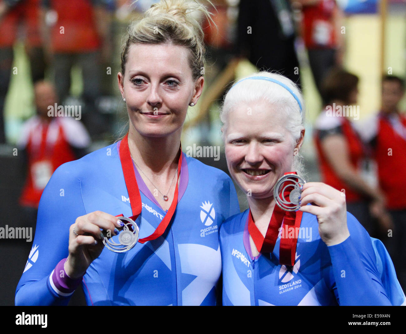 Glasgow, Scozia. Il 24 luglio, 2014. Glasgow Giochi del Commonwealth dal Sir Chris Hoy Velodrome. Donne Ciclismo Para-Sport Sprint B tandem Medal Ceremony. L'oro è stato vinto da Sophie Thornhill e Helen Scott di Inghilterra, Aileen mcGlynn e Louise Haston della Scozia ha conquistato l'argento e il bronzo è andato a Brandie O'Connor e di Luka Hargrave di Australia Credit: Azione Plus sport/Alamy Live News Foto Stock